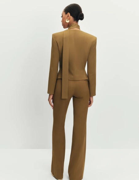 Pantalón verde de talle alto y pernera ancha elegante