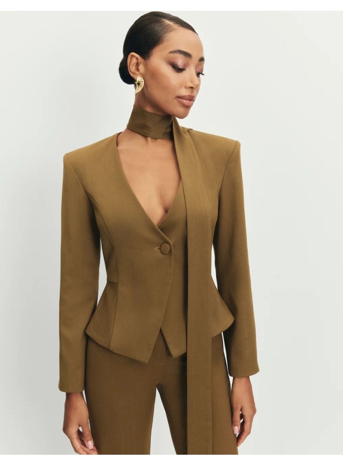 Elegant green blazer with choker and peplum cut