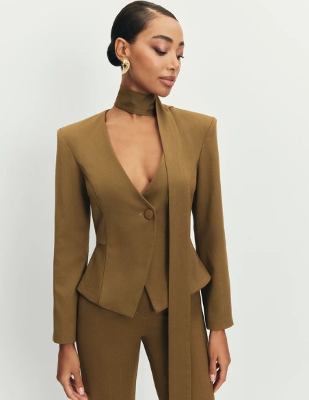 Élégant blazer vert avec tour de cou et coupe péplum