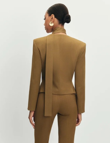 Blazer elegante verde con choker y corte peplum para eventos Blazer elegante verde con choker y corte peplum para eventos