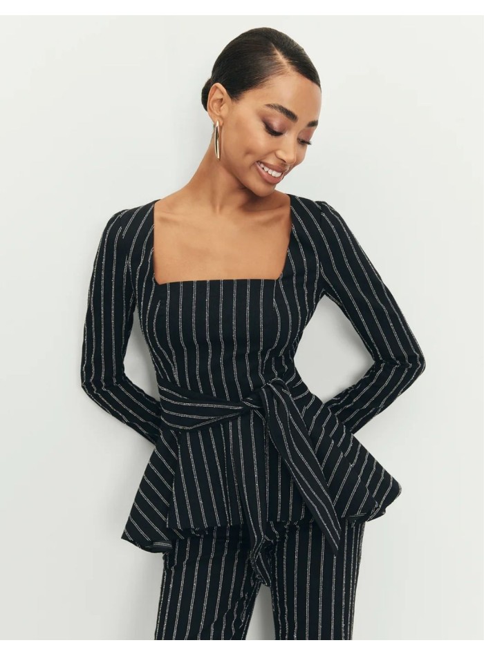 Top negro con volante peplum y escote cuadrado