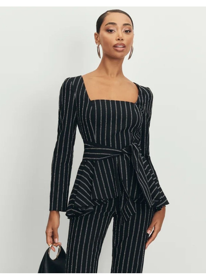 Top negro con volante peplum y escote cuadrado para eventos