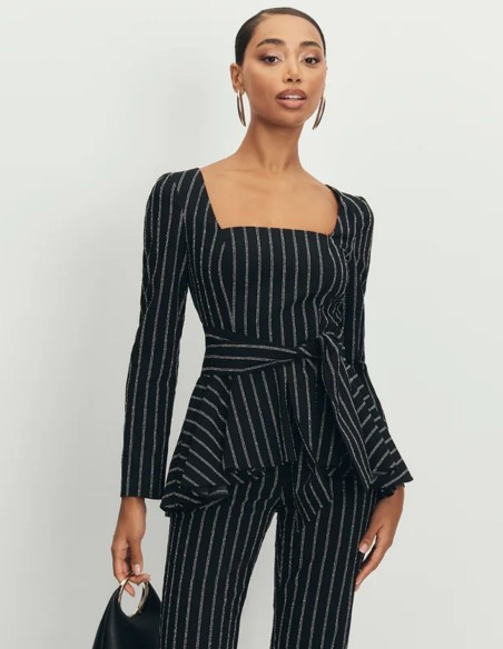 Top negro con volante peplum y escote cuadrado para eventos Top negro con volante peplum y escote cuadrado para eventos