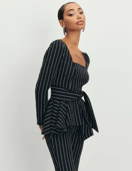 Top negro con volante peplum y escote cuadrado para ocasiones especiales Top negro con volante peplum y escote cuadrado para ocasiones especiales