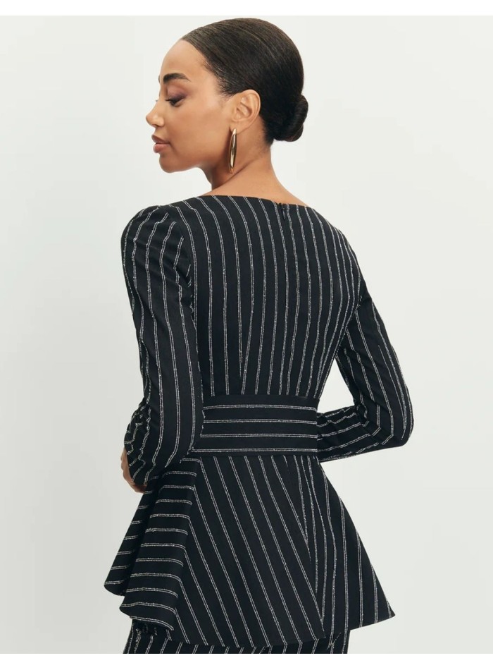 Top negro con volante peplum y escote cuadrado para cenas de empresa