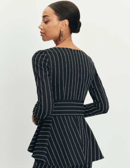 Top negro con volante peplum y escote cuadrado para cenas de empresa Top negro con volante peplum y escote cuadrado para cenas de empresa