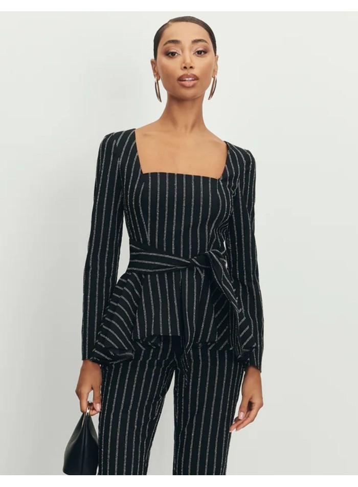 Top negro con volante peplum y escote cuadrado