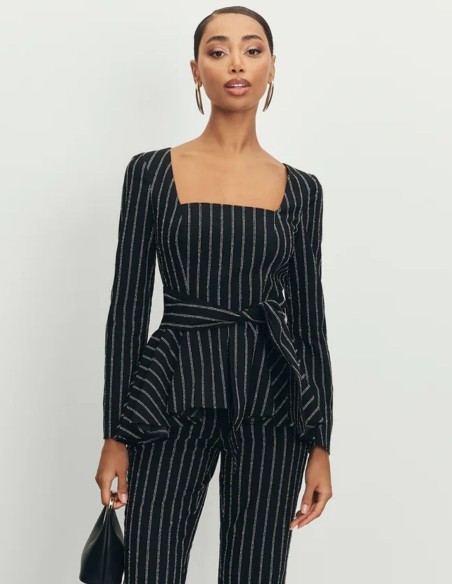 Top negro con volante peplum y escote cuadrado