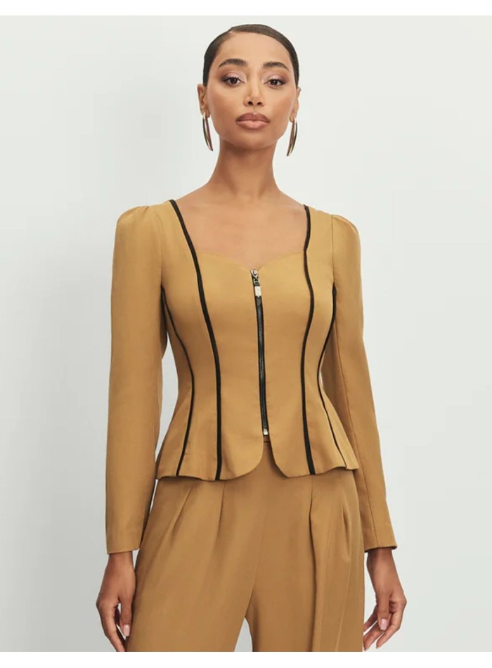 Chaqueta mostaza con silueta corsé y escote corazón