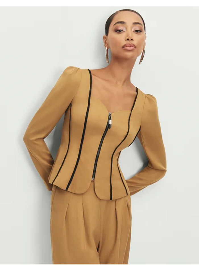 Chaqueta mostaza con silueta corsé y escote corazón para eventos