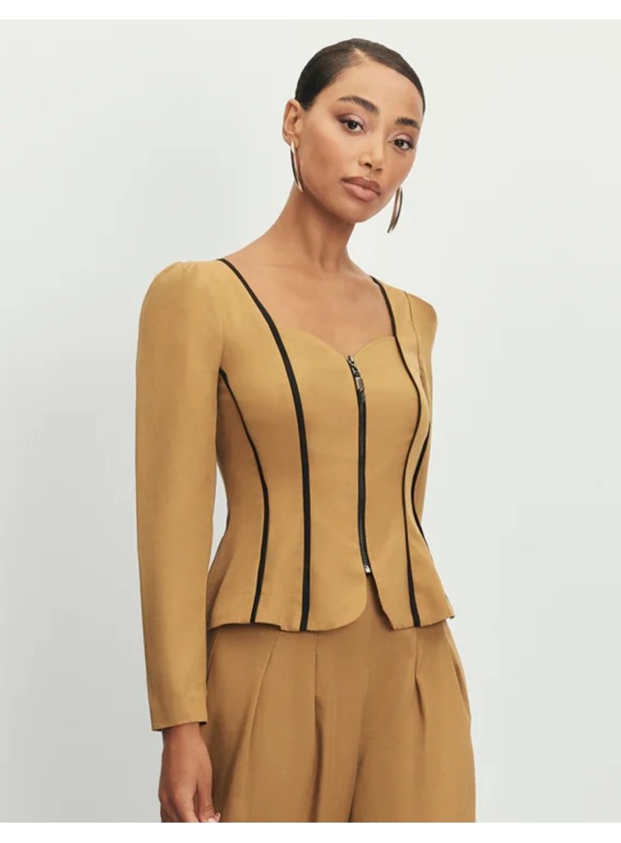 Chaqueta mostaza con silueta corsé y escote corazón para cenas de empresa