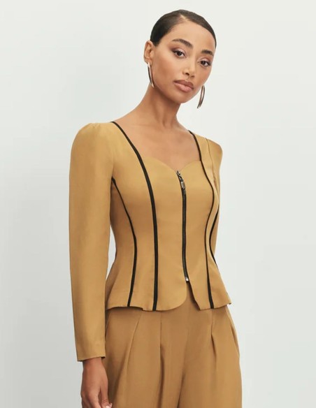 Chaqueta mostaza con silueta corsé y escote corazón para cenas de empresa