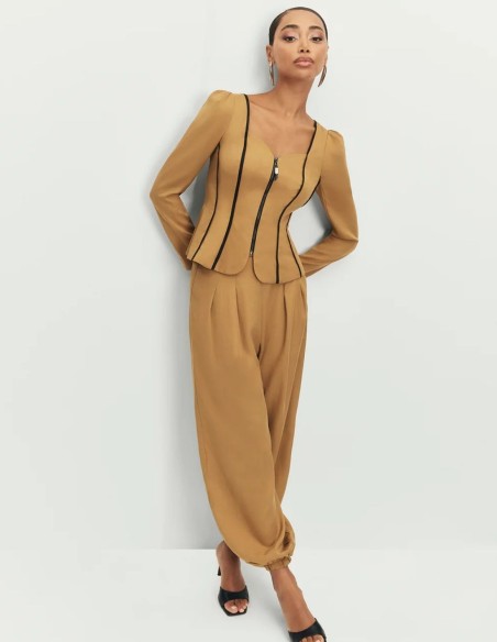 Mustard high-waisted pants with elastic cuffs