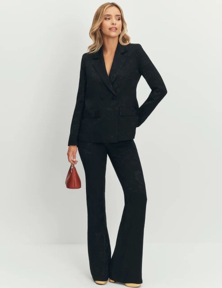 Pantalón negro jacquard, tiro alto y silueta acampanada para cenas de empresa