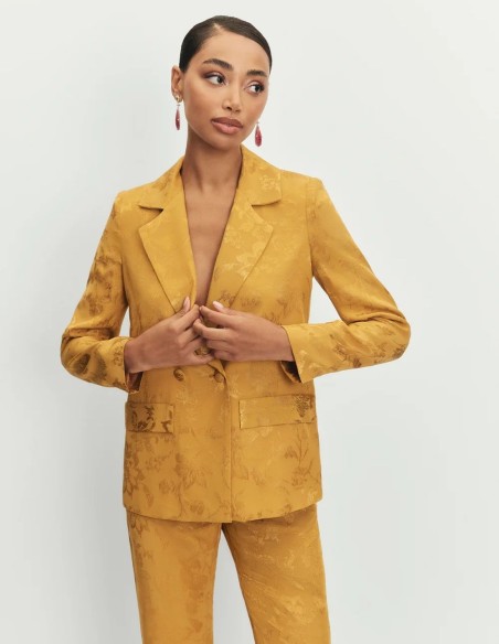 Blazer mostaza de jacquard con fajín y botones forrados