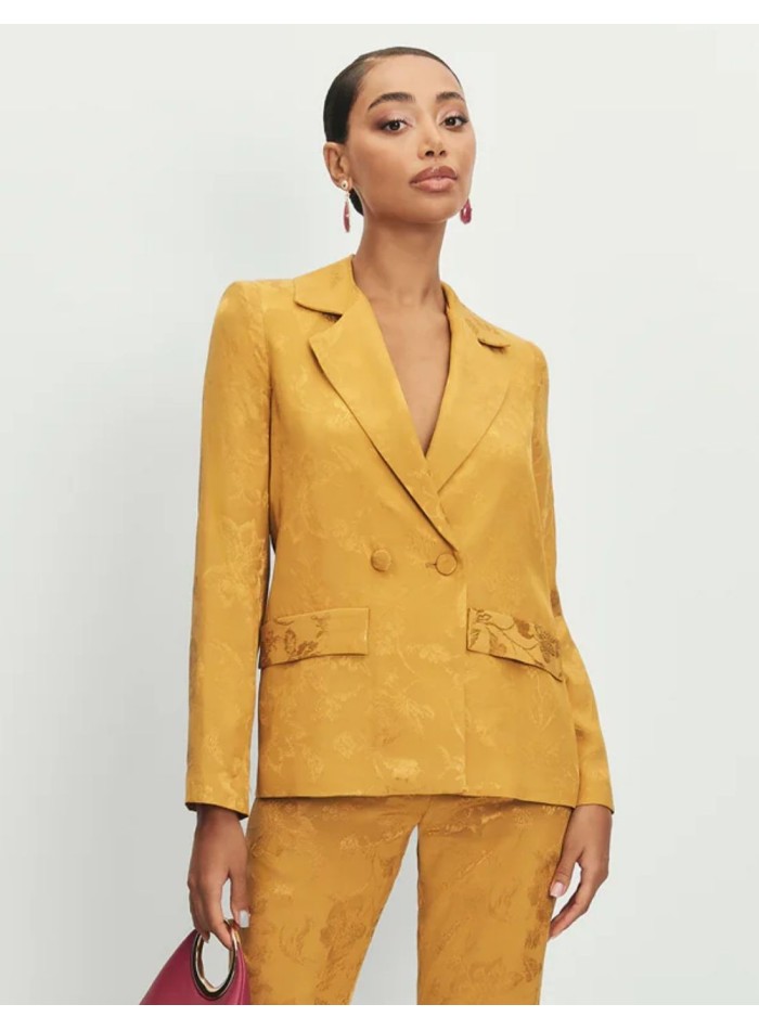 Blazer mostaza de jacquard con fajín y botones forrados para bodas de otoño