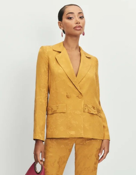 Blazer mostaza de jacquard con fajín y botones forrados para bodas de otoño