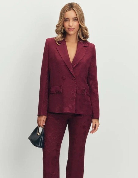 Blazer de mujer berenjena con fajín y corte estructurado