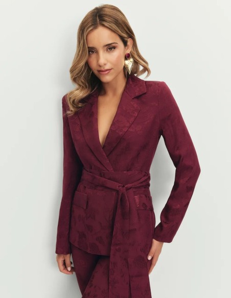 Blazer féminin en aubergine avec ceinture et coupe structurée