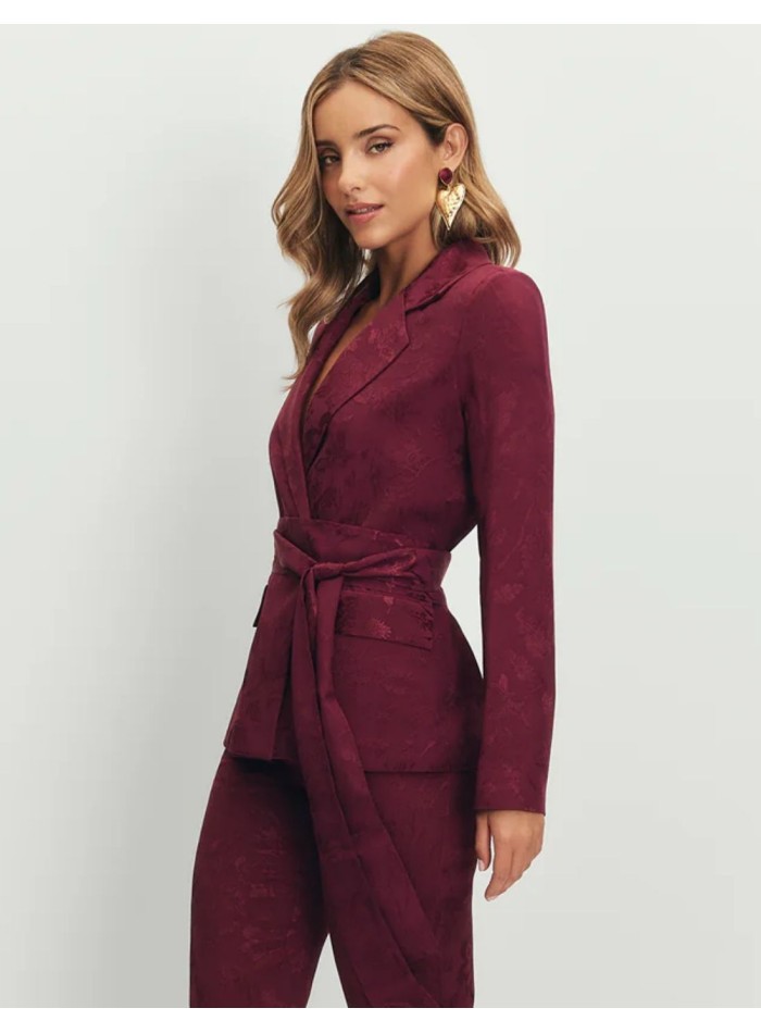 Blazer de mujer berenjena con fajín y corte estructurado para eventos