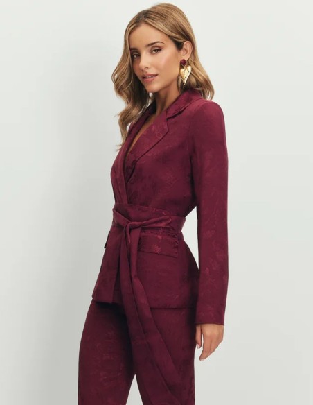 Blazer de mujer berenjena con fajín y corte estructurado para eventos