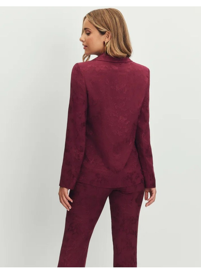 Blazer de mujer berenjena con fajín y corte estructurado para ocasiones especiales