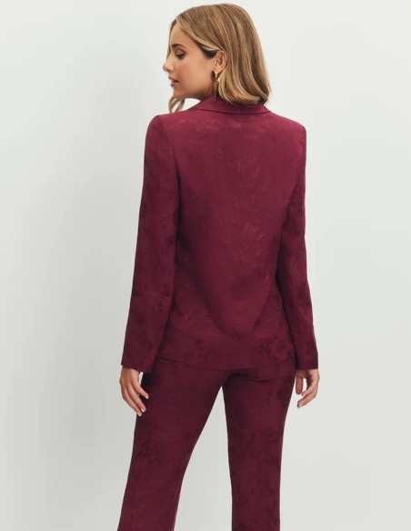 Blazer féminin en aubergine avec ceinture et coupe structurée