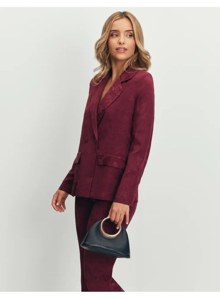 Blazer de mujer berenjena con fajín y corte estructurado para cena de empresa