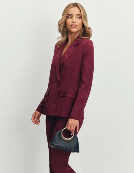 Blazer de mujer berenjena con fajín y corte estructurado para cena de empresa