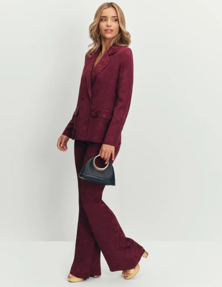 Pantalón de jacquard berenjena y silueta acampanada