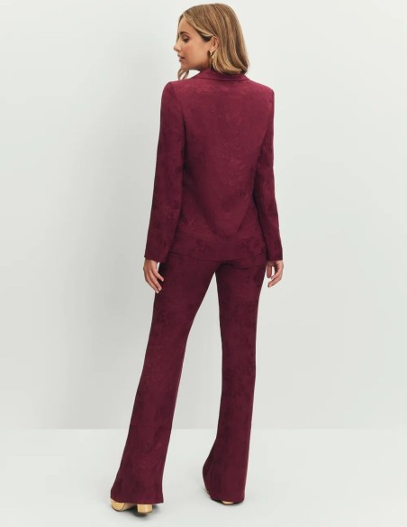 Pantalón de jacquard berenjena y silueta acampanada