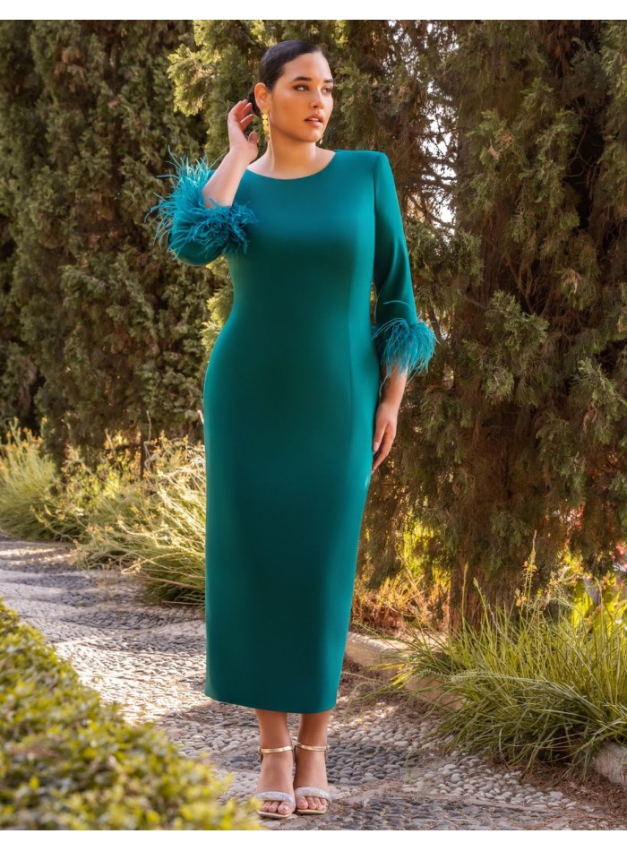 Vestido midi con detalle de plumas y botones...
