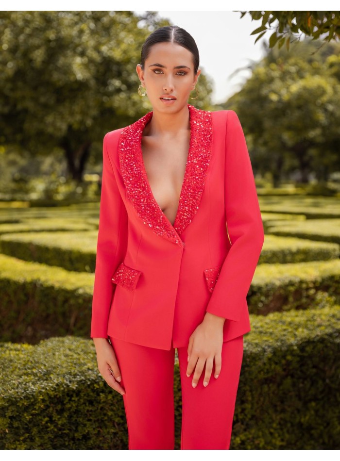 Traje de chaqueta rojo con detalle de lentejuelas