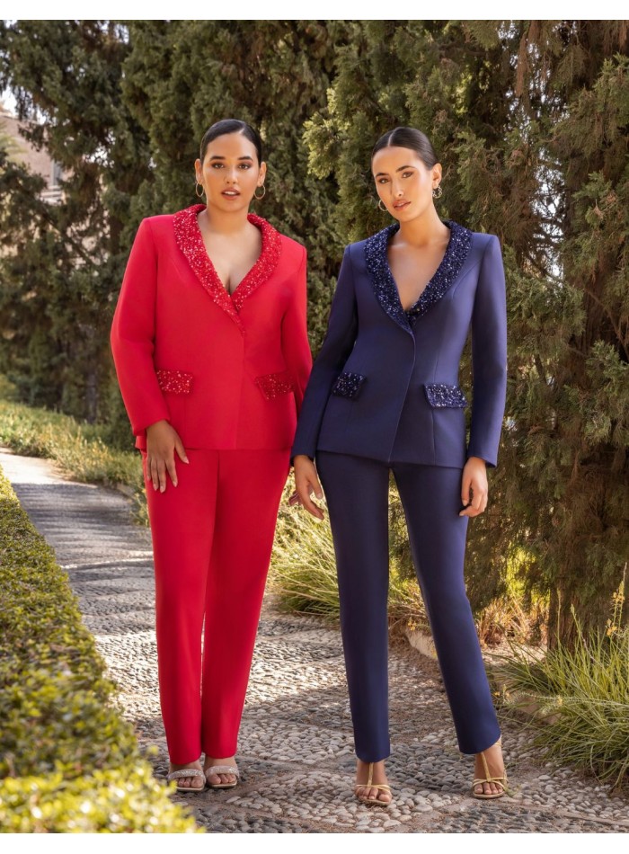 Traje de chaqueta rojo con detalle de lentejuelas
