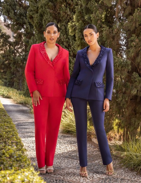 Traje de chaqueta rojo con detalle de lentejuelas