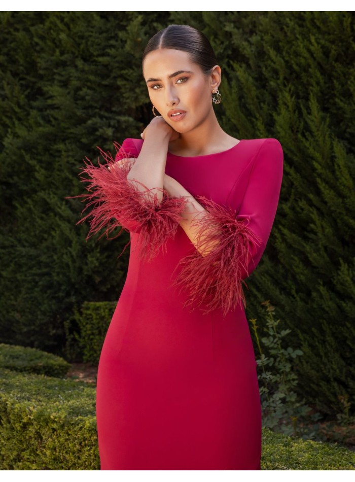 Vestido midi con manga francesa y puño de plumas color vino