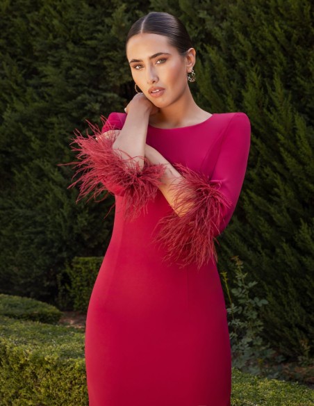 Robe midi avec manches françaises et poignets en plumes de couleur lie-de-vin