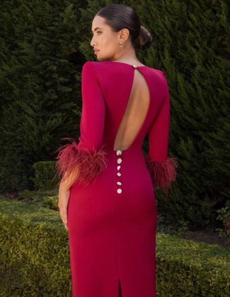 Vestido midi con manga francesa y puño de plumas color vino Vestido midi con manga francesa y puño de plumas color vino