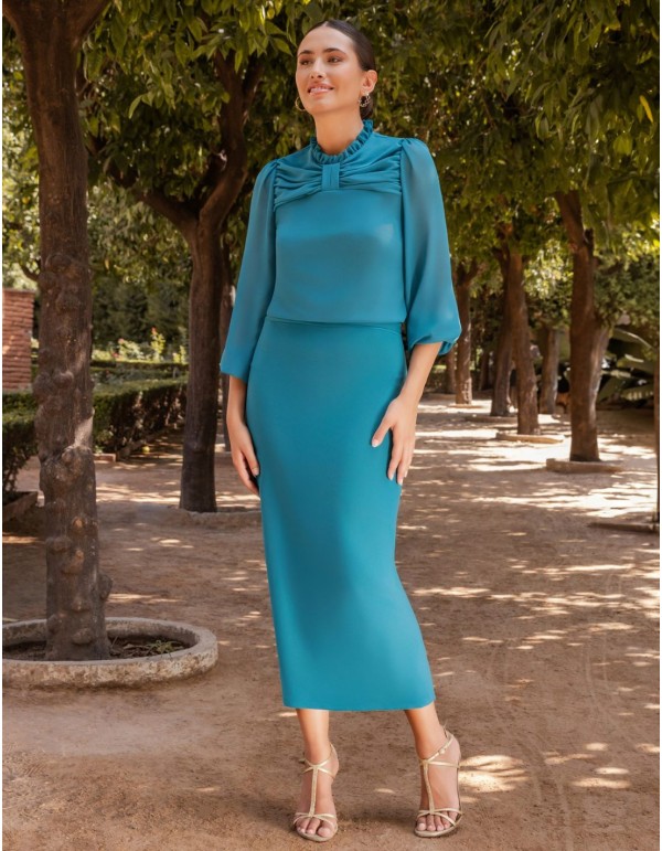 Conjunto para evento con blusa de gasa y falda midi color petróleo