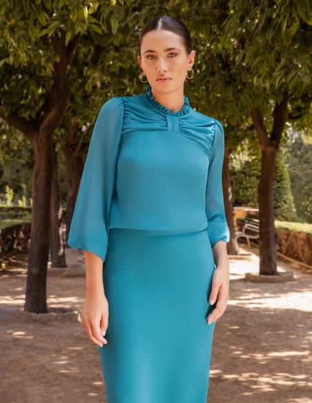 Conjunto para evento con blusa de gasa y falda midi color petróleo