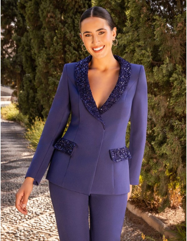 Traje de chaqueta azul marino para invitada con detalles de lentejuelas 2