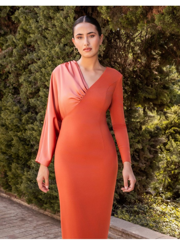 Vestido midi para invitada color teja con manga larga satinada