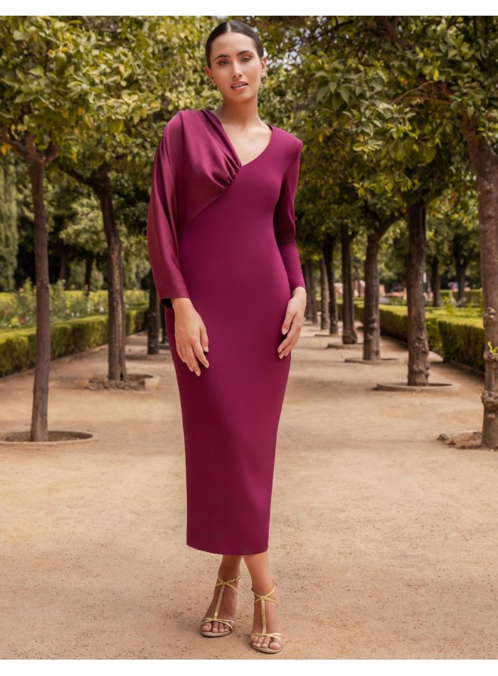 Robe d'invité midi aubergine avec manches en satin et décolleté en V