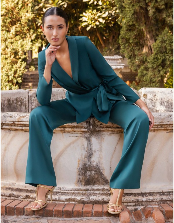 Traje de chaqueta para invitada verde botella con lazada 2