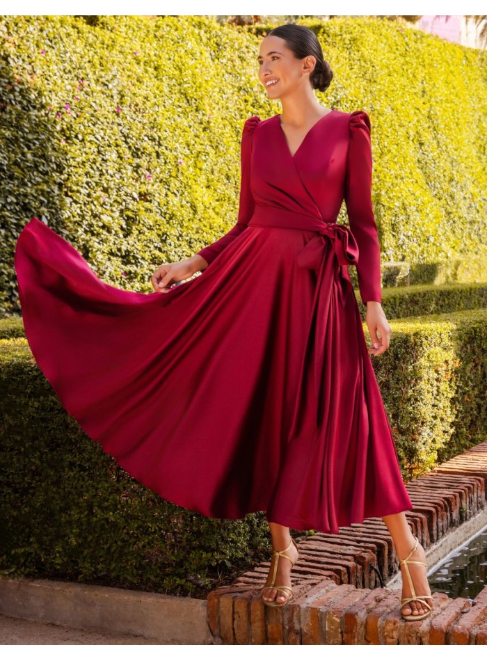 Midi guest dress with V-neckline and lacing