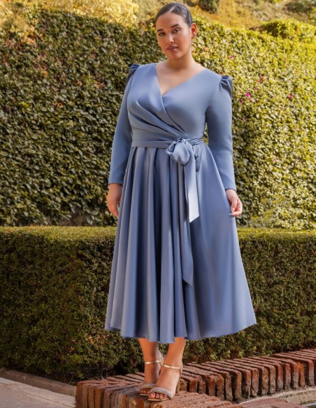 Vestido midi azul para evento con falda vuelo y lazada Vestido midi azul para evento con falda vuelo y lazada