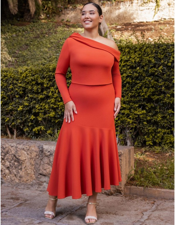 Conjunto de invitada color teja con falda midi y escote asimétrico