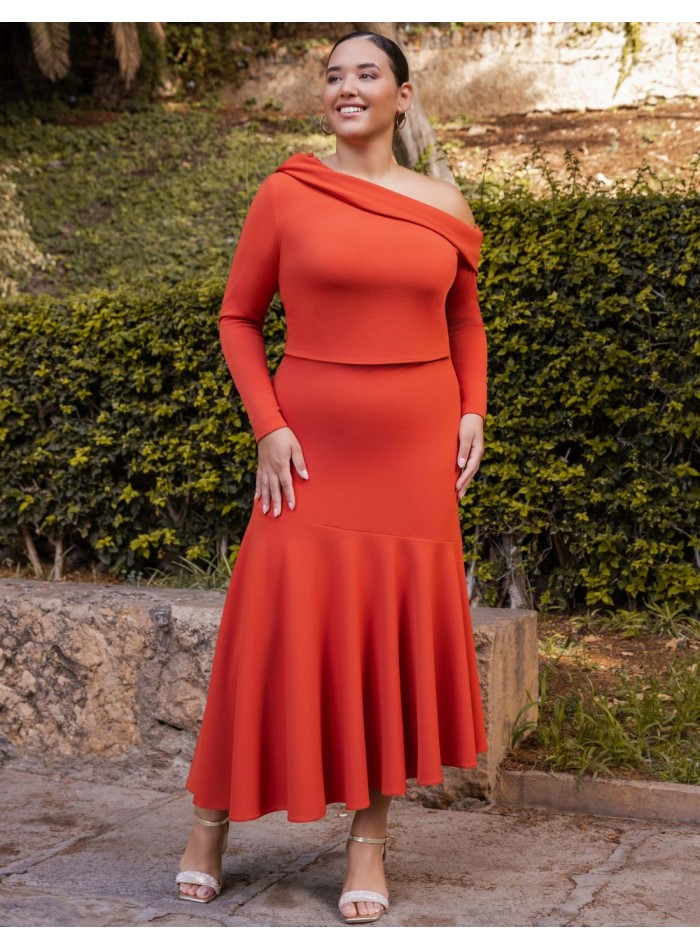 Tenue d'invité avec jupe midi et encolure asymétrique