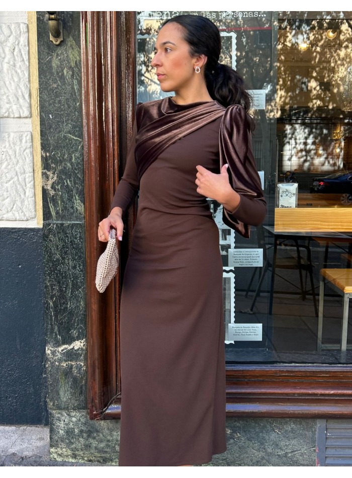 Vestido midi de invitada con detalle de lazo de terciopelo en la manga