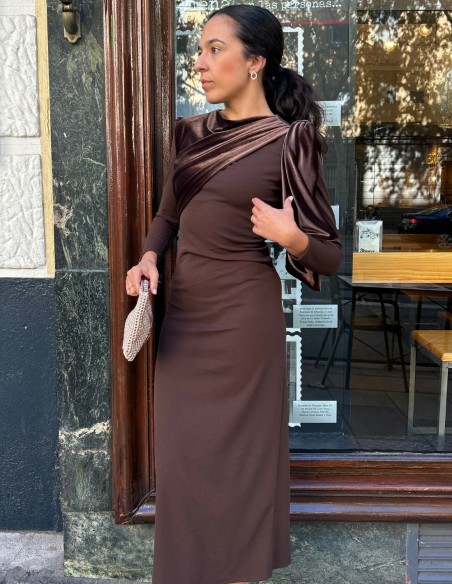 Vestido midi de invitada con detalle de lazo de terciopelo en la manga Vestido midi de invitada con detalle de lazo de terciopelo en la manga